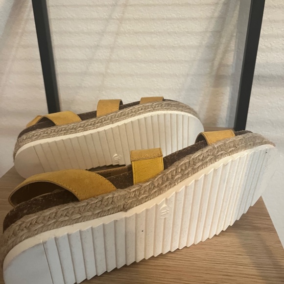 Universal thread espadrille sandal - Picture 2 of 2